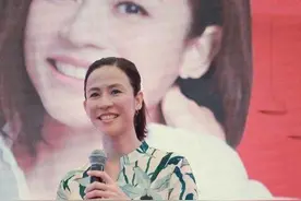 49岁宣萱还单身，穿印花连衣裙配高马尾亮相，状态年轻像35岁图片