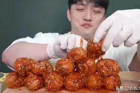 大胃王吃35个“炸鸡腿”，摄像师出卖了他，网友：我能吃50个！图片