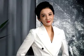 40岁的金铭细纹白发频现，读书拍戏两手抓，如今单身当老师图片