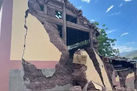 云南漾濞地震后的小山村：房子塌了，鸡腿瘸了，但这是一个团结的地方图片