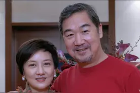 邓婕时隔9年复出拍戏！穿着朴素气质佳，与张国立结婚32年仍恩爱图片