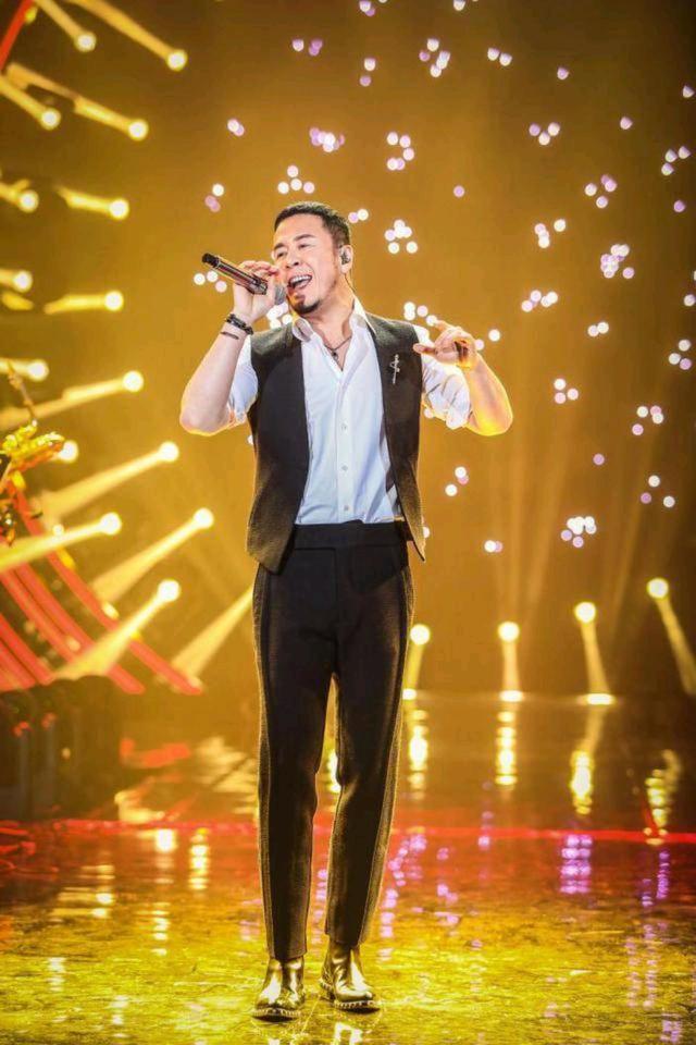 杨坤惊艳开唱南京 实力强劲引爆全场(今夜二十岁杨坤现场版)