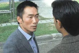 郑浩南骑摩托被质疑乱停乱放！来内地拍视频，直接将车停在路口图片