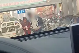 河北一母亲骑三轮送儿上学，临走前连给几次生活费，场面让人感慨图片