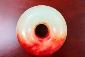 火车上喝完同行者端来的“水”后，他的天价玉佩不翼而飞......图片