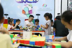 对魔方“着了魔”他的徒弟中有两位打破了“世界纪录”图片