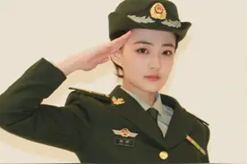 娱乐圈拥有军人头衔的明星，每个都不容易，徐璐让人刮目相看图片