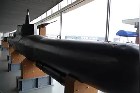 骑着鱼雷去打仗？英国曾研发奇葩武器，士兵驾驶鱼雷攻击敌人战舰图片