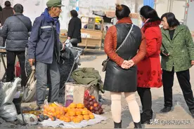 大爷卖“怪异”柿子，犄角旮旯不愁销路，园子有“护卫队”看护图片