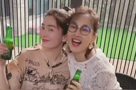 48岁牛莉豪饮十几瓶啤酒，洪剑涛直呼可以，牛莉14岁女儿骑马太飒图片