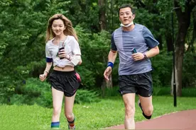 49岁李亚鹏亲吻15岁女儿大腿，网友喊话王菲：你不管管吗？图片