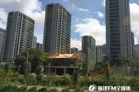 小区外“凭空”多了两层楼，记者上门被回怼“对你没好处”图片