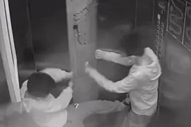 惊魂！两男童扒扯电梯门被困，一人仅靠头部支撑……图片