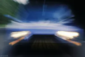 澳洲开车超速3公里，收到1.6万元天价罚单，男子崩溃喊道：连土也吃不起了图片