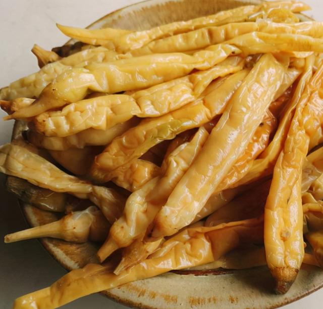 这菜当下要多吃，一次买5斤，晒上一天保存起来，用来炖肉特别香