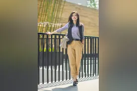 夏季如何穿？看三木博主穿条纹t恤配卡其色休闲裤，随性洋气撩人图片