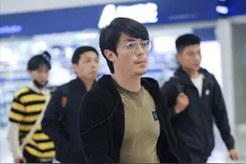 霍建华的颜值真的好高啊，没刮胡子都很帅，穿的日常也有明星范图片