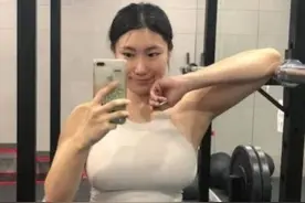42岁辣妈和20岁男友谈恋爱，两人坚持健身多年，如今在一起很充实图片