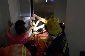 女孩手被货梯门夹住动弹不得 消防队员紧急救援图片