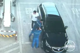 车内气温40多度！粗心父亲将1岁幼童锁车内，众人紧急砸窗施救图片