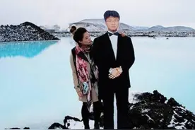 女子抱着去世父亲的照环游世界，网友：你爸活着的时候干嘛去了？图片