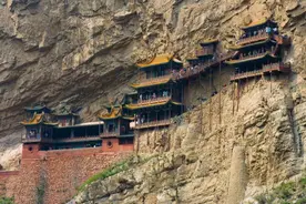 在悬崖上建寺庙，中国太厉害了！靠木柱做支撑，1500年不倒？图片