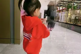 孙怡给女儿买小鸡，才养8天就被猫叼走，崩溃大哭：怎么向她交代图片