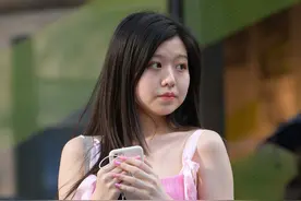 短裤+吊带、再利用粉白配色，清凉舒适显身材，减龄效果翻倍图片