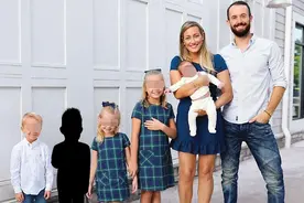 全家福上消失的中国男孩，美国油管博主领养又弃养，赚够了？图片