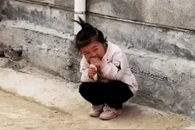 “最豪迈宝宝”灵魂式吃煎饼火了，网友笑翻：当代女性的豪迈图片