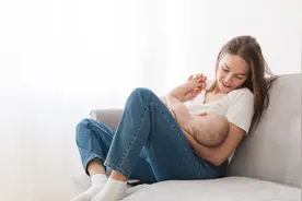 几个因素易导致母乳不足，宝宝若没吃饱，便便往往是这种状态图片