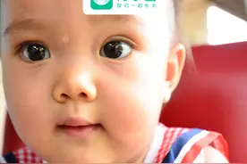 孩子睡觉总出汗，白天一动就出很多汗，正常吗？图片