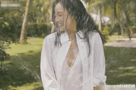 倪妮上演“水上大片”, 白色衬衫全部淋湿, 手握水管拍摄十分敬业图片