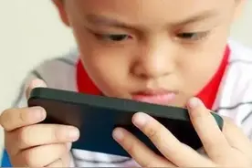 手机还随便给孩子玩？这位妈妈就“中招”了，眼睛差点砸坏了图片