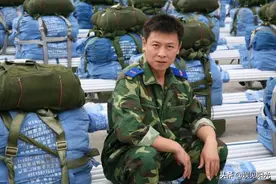 拍戏不请助理，为体验生活曾入狱，58岁的胡亚捷“固执”地幸福着图片