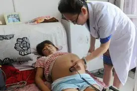 怀孕三个月，妻子肚子太大，连走路都困难，到医院检查后又惊又喜图片