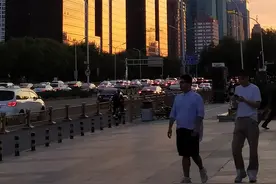 傍晚的北京国贸，建筑散发着金色光芒图片