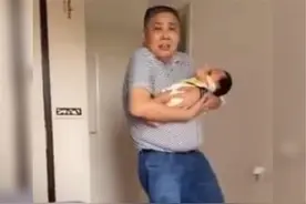 姥爷抱外孙走红，动作僵硬表情惊恐，网友：是娃“烫手”吗图片