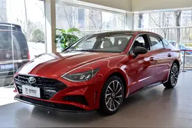 6.8L低油耗，B级合资车大空间，2.0T+8AT自动挡，实拍索纳塔图片