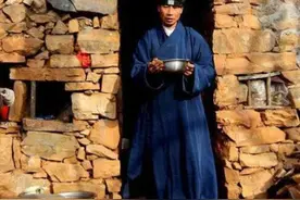 男子女友被“包工头”抢后，隐居深山修炼30年，为报仇荒废一生图片