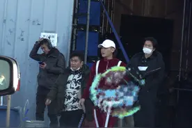 黄子韬被曝禁烟棚旁吸烟，烟瘾太大一支接一支，抽完全身喷香水图片