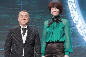 郑裕玲真是毫无医美痕迹，还保持30多岁的身材，有皱纹也有气质图片