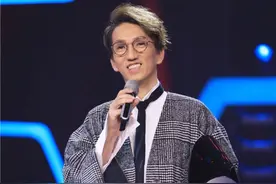 从2米高台摔落仍坚持录节目，这么卖命是敬业，还是为还风流债？图片