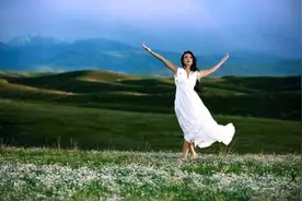 异性朋友一起出去游玩，能住一间房吗？听听女人的内心想法图片