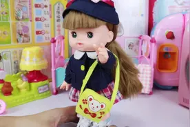宝宝拉臭臭弄到裤子上好脏啊 快用洗衣机给她洗洗衣服吧视频封面