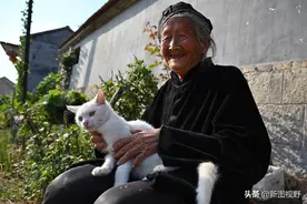 100岁小脚奶奶，有个奇特习惯，一辈子没打过针，没去过医院图片