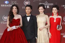 赵薇和杨幂的衣服是不是穿错了，一个可爱一个优雅，风格全变了图片