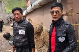 香港两大反派专业户，他们的合体观众以为在拍戏，原来是投身公益图片