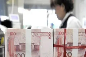 银行误将800元转成800万，而储户已把钱用完，责任应由谁来负？图片