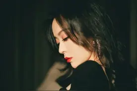 张靓颖离婚3年后，和前婚礼伴郎亲密照流出：她终于不再卑微了？图片